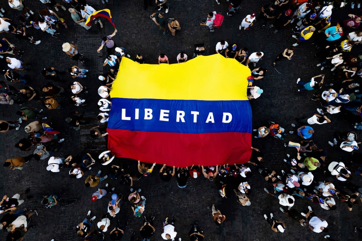 venezolanos-que-viven-en-la-argentina-exhiben-una-DGLVVJUFOJAUFEBYW5P3A4TBWY.JPG