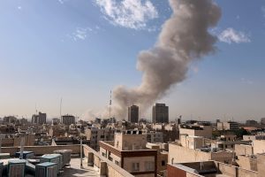 el-humo-se-eleva-en-el-horizonte-despues-de-una-22JSOIMZU5BEXGEY7UYIOBBJUQ.JPG