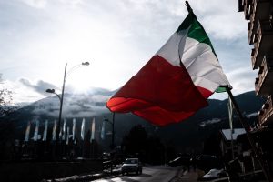 la-bandera-italiana-ondea-en-la-zona-donde-se-Q5D3G2GY2VCLPMMOY6JXUUPPHE.JPG