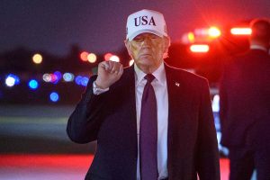 trump-en-palm-beach-anoche-horas-antes-del-XXIBMZS3PVAGXAX24XW2B4RTXY.JPG