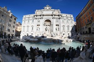 una-vista-general-muestra-a-turistas-visitando-la-3JBSZJOEEREMRKJ4APGAZYGQ4U.JPG