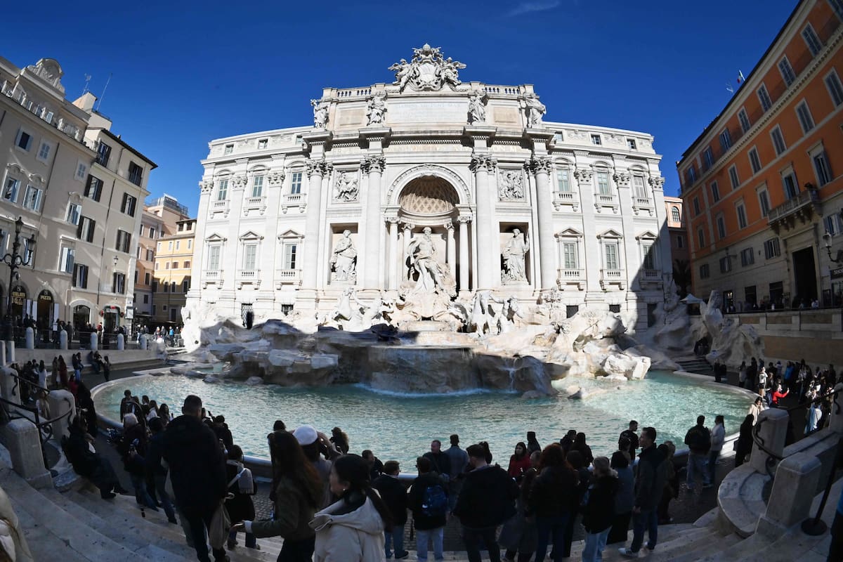 una-vista-general-muestra-a-turistas-visitando-la-3JBSZJOEEREMRKJ4APGAZYGQ4U.JPG