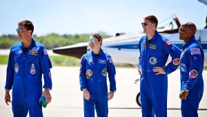 de-izquierda-a-derecha-el-astronauta-de-la-nasa-y-CQ5X6NC565CJJA7TBHSFJ3CUBE.JPG