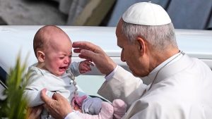 el-papa-saluda-a-un-bebe-durante-las-CQSRQW2D6BADJLLJ5XVXWGGPGE.JPG