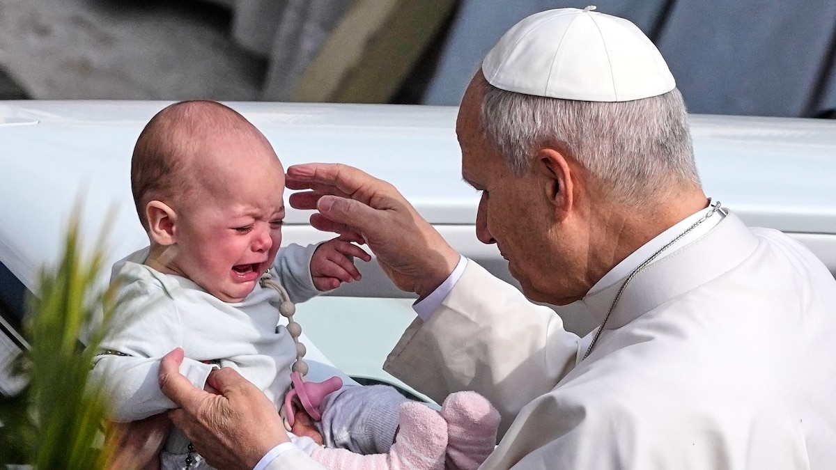 el-papa-saluda-a-un-bebe-durante-las-CQSRQW2D6BADJLLJ5XVXWGGPGE.JPG