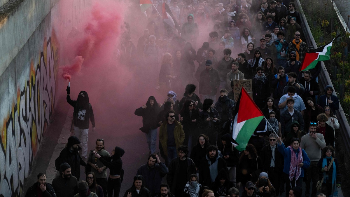 los-asistentes-participan-en-una-manifestacion-LRQV7BHBPREZJIJERNN52R7ABU.JPG