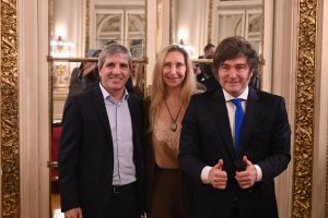 luis-caputo-karina-milei-y-javier-LMXXP66KJZGWFDV4RLO4WZTDOE.JPG