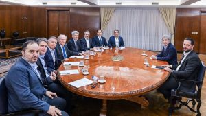 luis-caputo-y-pablo-lavigne-recibieron-a-los-5GHQCZX7C5CRLAWBPNTIADWBGA.jfif_.jpeg