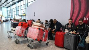 pasajeros-esperan-novedades-de-su-vuelo-en-EWE5I33EURHLRPN4553HBPSQTE.JPG