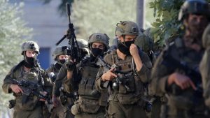 soldados-israelies-patrullan-una-calle-durante-B3AWAPAY4FEW3IJJKHK2LL45J4.jpg
