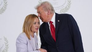 trump-saluda-a-meloni-en-una-cumbre-sobre-gaza-en-JMPEVLYX6FFSJDR2BHV3DISXPQ.jpg
