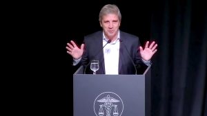 el-ministro-de-economia-luis-caputo-en-la-bolsa-NUAZ7CWDBNA4FBZKZUKL6AWN7I.png