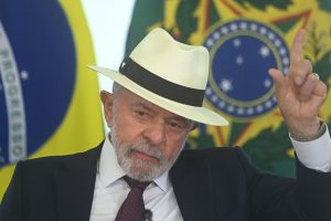 lula-da-silva-reacciona-durante-la-firma-del-2BZM3B2WABC4RE44AZHVQKJJOM.JPG