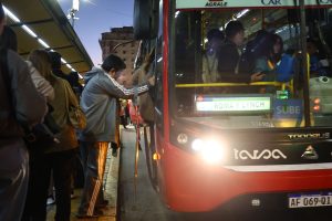 pasajeros-hacen-fila-para-tomar-un-colectivo-en-52WO64CPIZBBTOZTTT6UAQDUB4.JPG