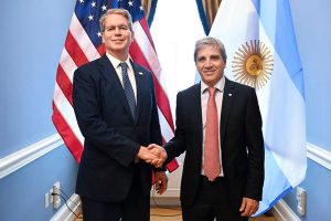 scott-bessent-y-luis-caputo-en-JIIWOKXKGFD7VJ4IVJ3AAVFEPQ.jpg