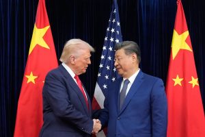 trump-y-xi-jinping-se-dan-la-mano-antes-de-su-LAKAY2F7ZZEZRKKQJOVDL2OZZA.JPG