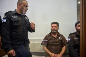 abu-keshek-es-escoltado-por-guardias-del-servicio-DRFWOSMU7BE23ETII3IQGZBAN4.JPG