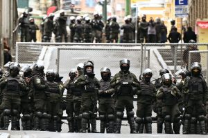 agentes-antidisturbios-montan-guardia-durante-una-466YCQBWOZBU3IVHC4JRZHOXTI.JPG
