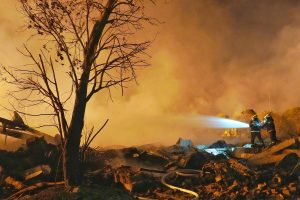 bomberos-trabajan-en-el-lugar-de-la-explosion-de-3KN2AJNHERASNOYUX56VYYMDVI.jpg