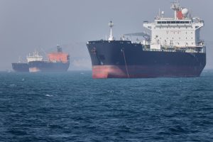 buques-petroleros-frente-a-bandar-abbas-iran-en-UCUFFL5TUJBD3HYDRVFC4KT3S4.jpg