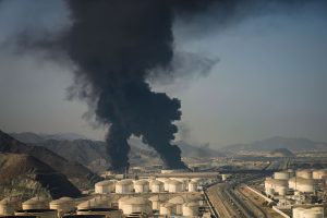 columnas-de-humo-se-elevan-desde-una-instalacion-WAMPCZF3BRG4REPPZPSXW4KEBY.jpg