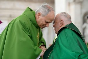 el-papa-francisco-saluda-al-cardenal-O2REOTOI5VCNTJQAY3KNAVBZT4.JPG