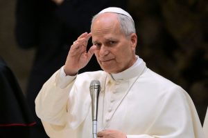 el-papa-leon-xiv-gesticula-mientras-habla-durante-FKVDBQKGTRBQTB5VQSJSR5ETFE.JPG