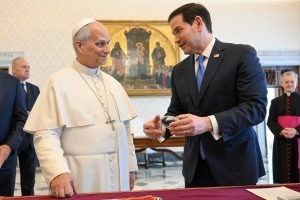 el-papa-leon-xiv-recibio-a-marco-rubio-en-el-UVOSD2OETFENDIOJJT77BENXPA.JPG