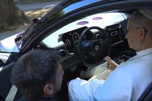 el-papa-se-sento-en-el-asiento-de-conductor-del-GNWX5MPOAJHFNCEWAJI6B43TFM.png
