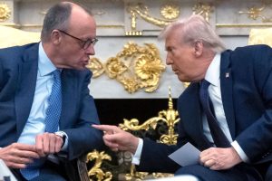 el-presidente-donald-trump-conversa-con-el-V3WT5QZ2NRCVBDV5HLQFBTFCUI.JPG