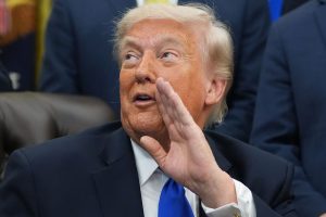 el-presidente-donald-trump-habla-con-los-ZULMEMIJM5GPLGQY6VCOA2PPME.jpg