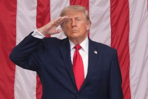 el-presidente-donald-trump-hace-la-venia-durante-QNZUWQMWHJGPRFSYYIBDBHP2AY.jpg