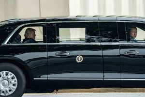 el-presidente-donald-trump-sale-del-centro-medico-2BEDA4EPTJA6JJ65VX73SJIDZE.JPG