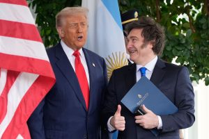 el-presidente-donald-trump-saluda-al-presidente-CRN4MF2RFRELHPHND5AR3PJLHA.jpg