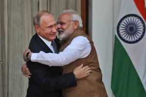 el-primer-ministro-indio-narendra-modi-abraza-al-LA5XJYOXPFGFPEHH4QX6XBLRPQ.jpg