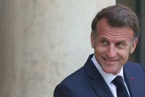 emmanuel-macron-es-bien-recibido-en-el-HYKLHMKDEFFDFPCKRLI36HTWPI.jpg