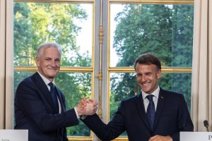 emmanuel-macron-saluda-al-primer-ministro-noruego-CFRZ7UCECVA3NER42OBJCBRUTA.JPG