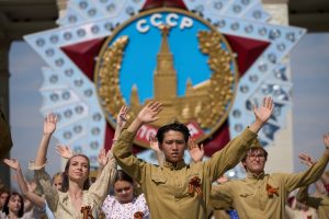 estudiantes-rusos-ensayan-en-moscu-para-los-AMBABW35HRFCNFFJKRVCVCPK2I.JPG