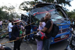 familiares-de-las-victimas-se-abrazan-frente-a-un-4D5EZRDBAJHK3OPHX7SVZI5VZE.JPG