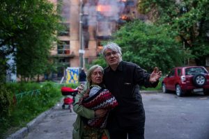 iryna-e-ihor-reaccionan-mientras-miran-a-su-casa-6SQTRUEDAZGDRHNLHBEJ4YYVCI.jpg