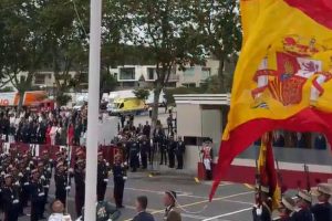 la-bandera-espanola-se-desprendio-y-cayo-al-suelo-R3N6HRWSIFFJ5F456LCRKVGCGE.jpg