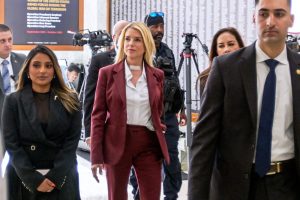 la-ex-fiscal-general-pam-bondi-en-el-centro-llega-LI2LQKU6MFCCZL2QRZRK5SFZAE.JPG