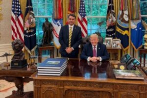 la-foto-de-flavio-bolsonaro-junto-a-A772WVFMXNHH5IF2ALA56X6CE4.jpg