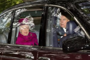 la-reina-isabel-ii-con-su-hijo-el-principe-andres-EA3BKZAKEJFC7NCGAVDNY65H54.jpg