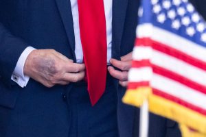 las-manos-con-moretones-de-trump-han-despertado-HFIRVL74WBDNVOTQC4LXMCPD2E.JPG