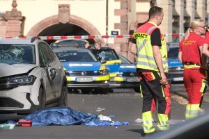 los-equipos-de-rescate-se-encuentran-junto-a-un-JZWCT7U4DVAYBI4SYUCOSNYDYQ.JPG