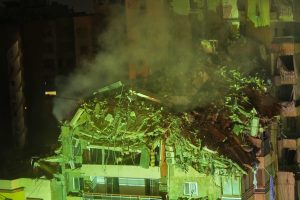 los-escombros-dominan-la-escena-tras-un-bombardeo-E4NAU6YNO5GEDOLTGWXTCR2RWY.JPG