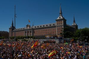 manifestantes-con-banderas-espanolas-participan-VXOZ7OPXFVFE5AOHCSTJZRBYOI.JPG