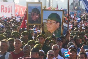 pancartas-con-la-imagen-de-raul-castro-en-la-DQCG64D6NRGZXEFZKFQIPAJ5QA.JPG