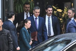 pedro-sanchez-abandona-el-hotel-en-ACPUQRUWTNEMZA5EDWH7P77PRE.jpg